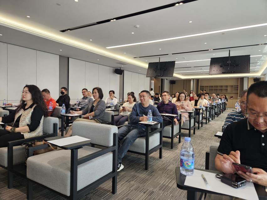 关于参加"DeepSeek+新质生产力"AI实战培训的简报