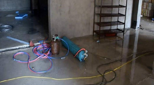 操作间氨气瓶倒在地上氨气泄漏